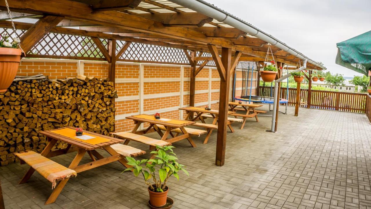Penzion S Restauraci Na Furhaple Šakvice Exteriör bild