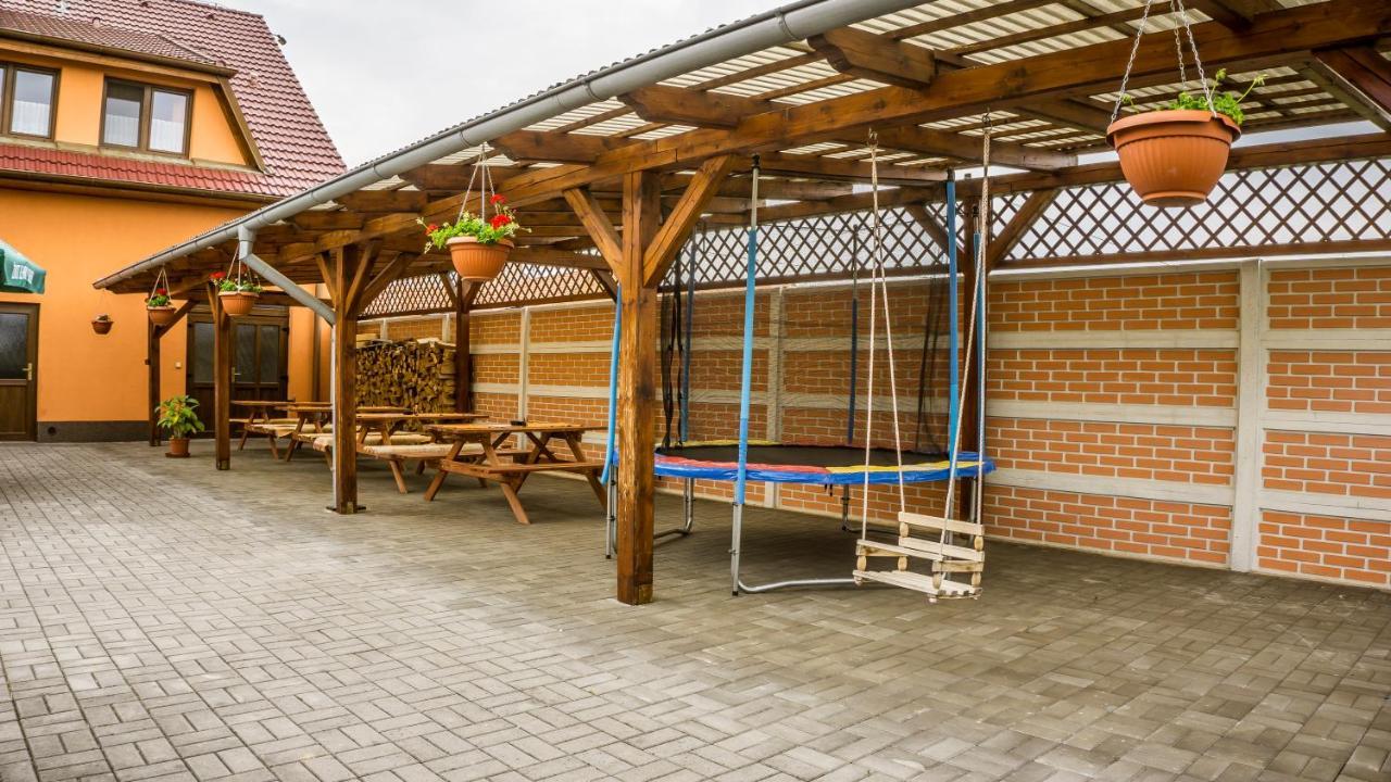 Penzion S Restauraci Na Furhaple Šakvice Exteriör bild