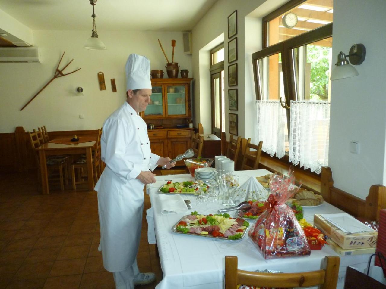 Penzion S Restauraci Na Furhaple Šakvice Exteriör bild